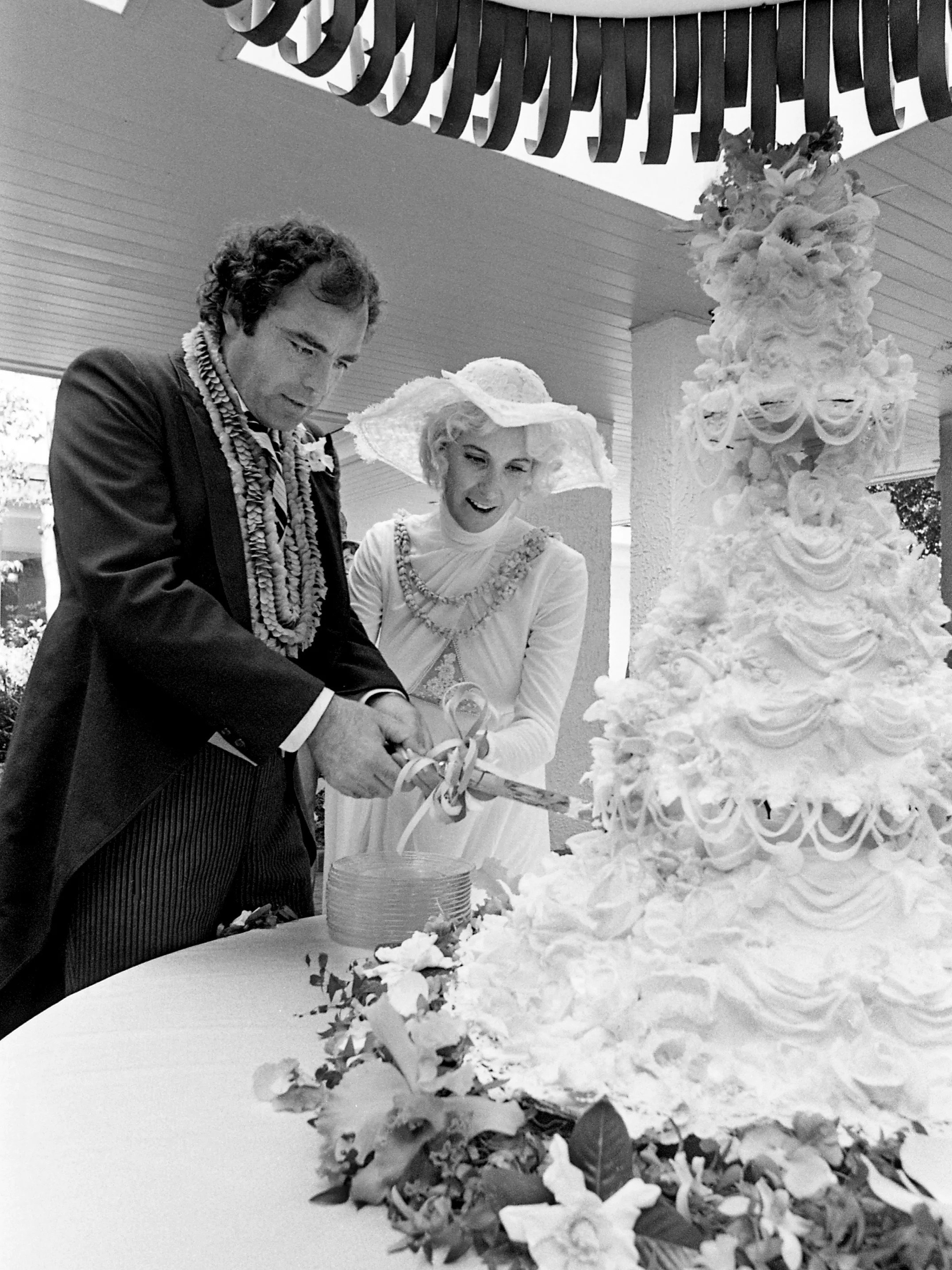 Michael Tomlin and Tammy cutting the cake at their wedding